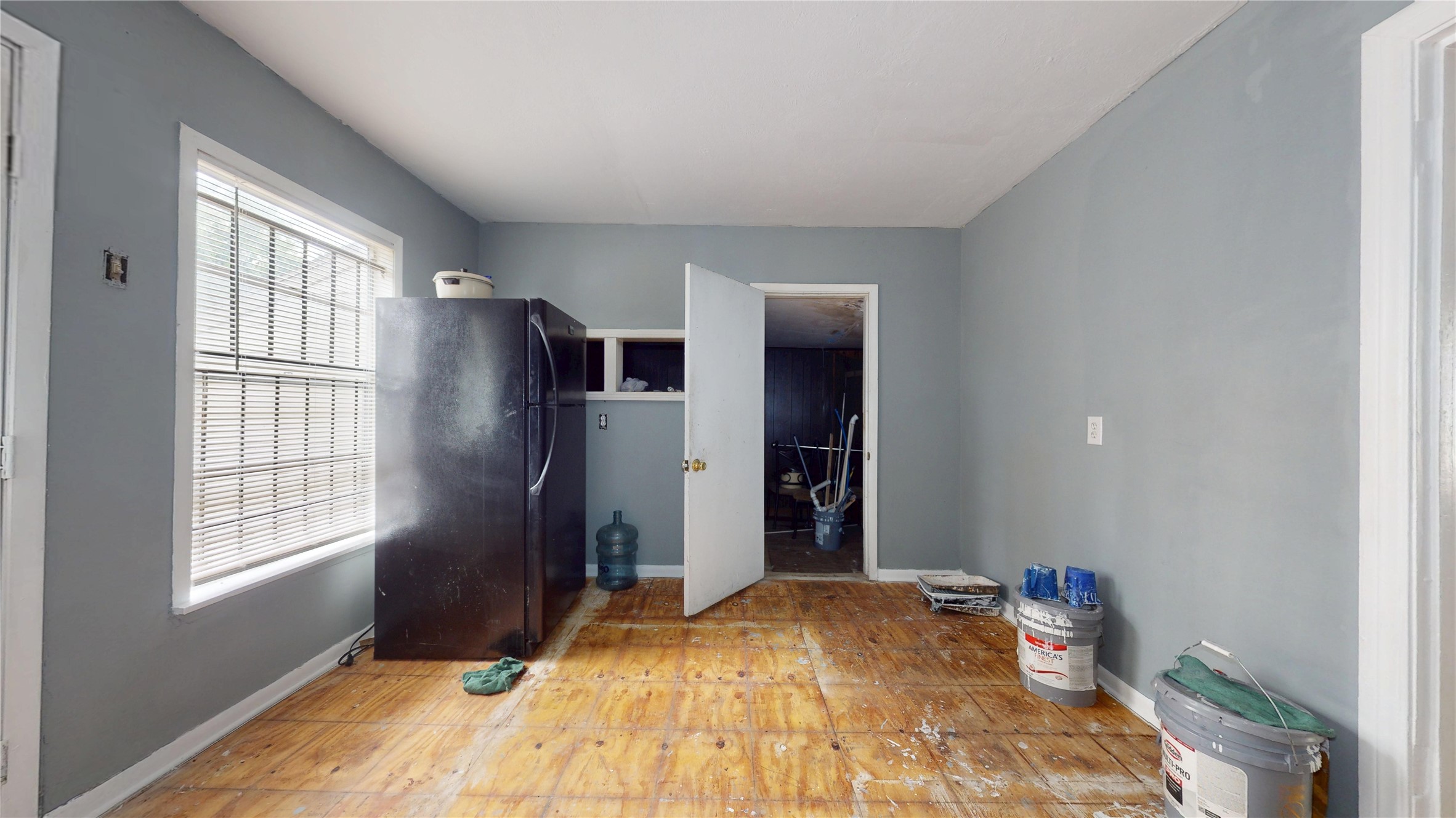6604 Conley Street Houston, TX 77021 - Photo 11 of 28 a bedroom with a bed and a window