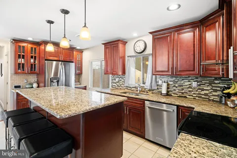 $429,999 | 5 Glenwood Lane, Levittown, PA 19055