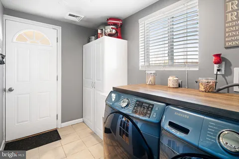 $429,999 | 5 Glenwood Lane, Levittown, PA 19055