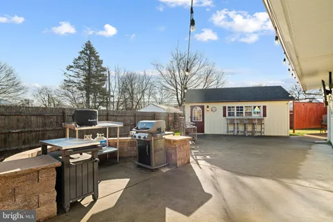 $429,999 | 5 Glenwood Lane, Levittown, PA 19055