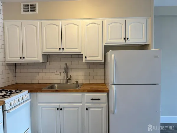 $2,000 | 123 South Adelaide Avenue, Unit 2L, Highland Park, NJ 08904