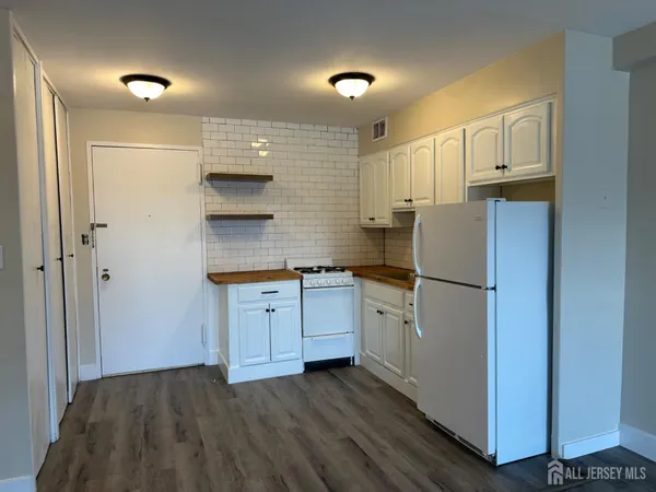 $2,000 | 123 South Adelaide Avenue, Unit 2L, Highland Park, NJ 08904