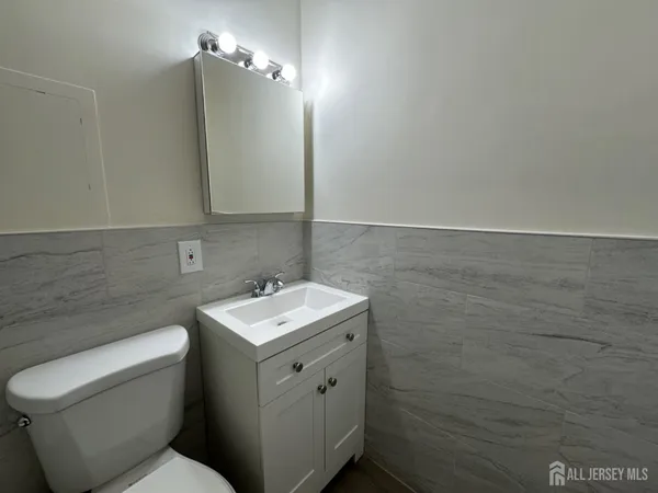 $2,000 | 123 South Adelaide Avenue, Unit 2L, Highland Park, NJ 08904