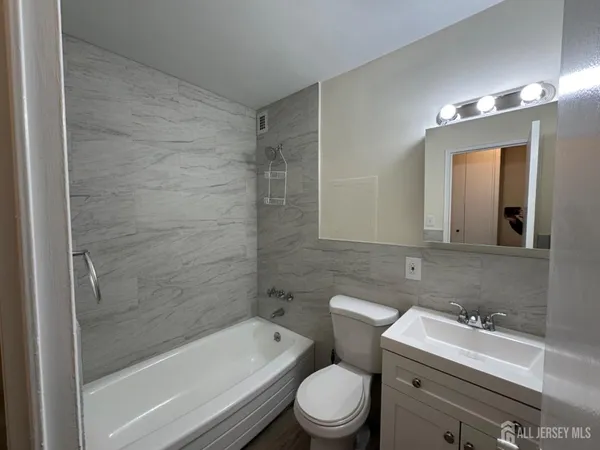 $2,000 | 123 South Adelaide Avenue, Unit 2L, Highland Park, NJ 08904