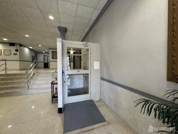 $2,000 | 123 South Adelaide Avenue, Unit 2L, Highland Park, NJ 08904