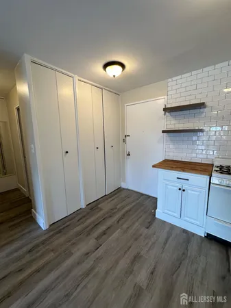 $2,000 | 123 South Adelaide Avenue, Unit 2L, Highland Park, NJ 08904