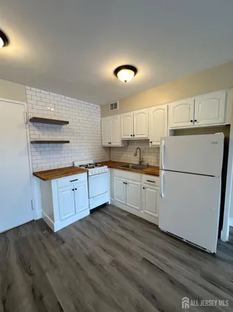 $2,000 | 123 South Adelaide Avenue, Unit 2L, Highland Park, NJ 08904