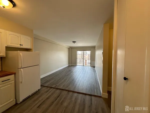 $2,000 | 123 South Adelaide Avenue, Unit 2L, Highland Park, NJ 08904