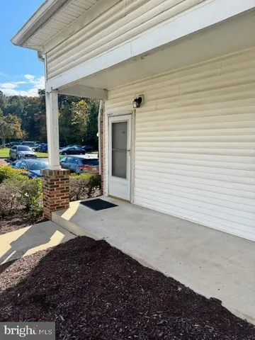 a view of backyard of the house