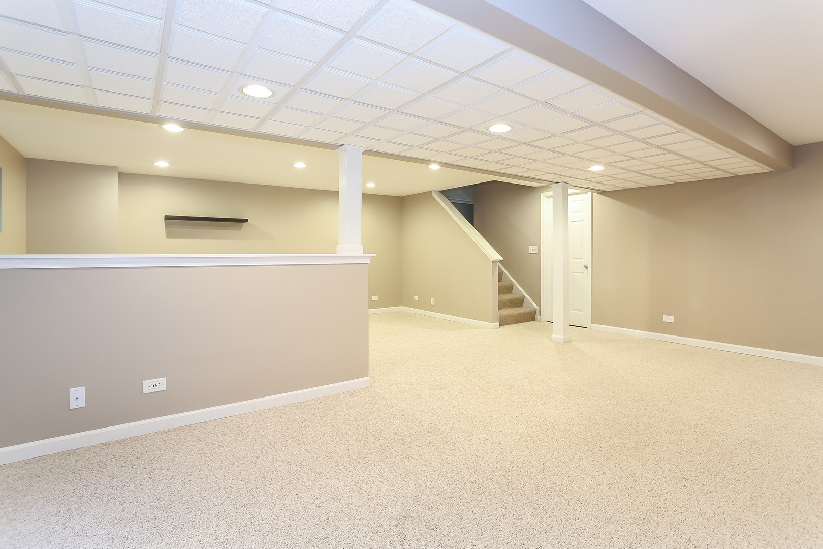 5460 Sullivan Pass Lake In The Hills, IL 60156 - Photo 42 of 51 an empty room with a kitchen