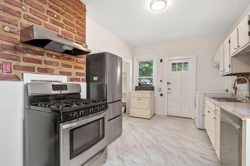 39 Selden Street Boston, MA 02124 - Photo 4 of 29