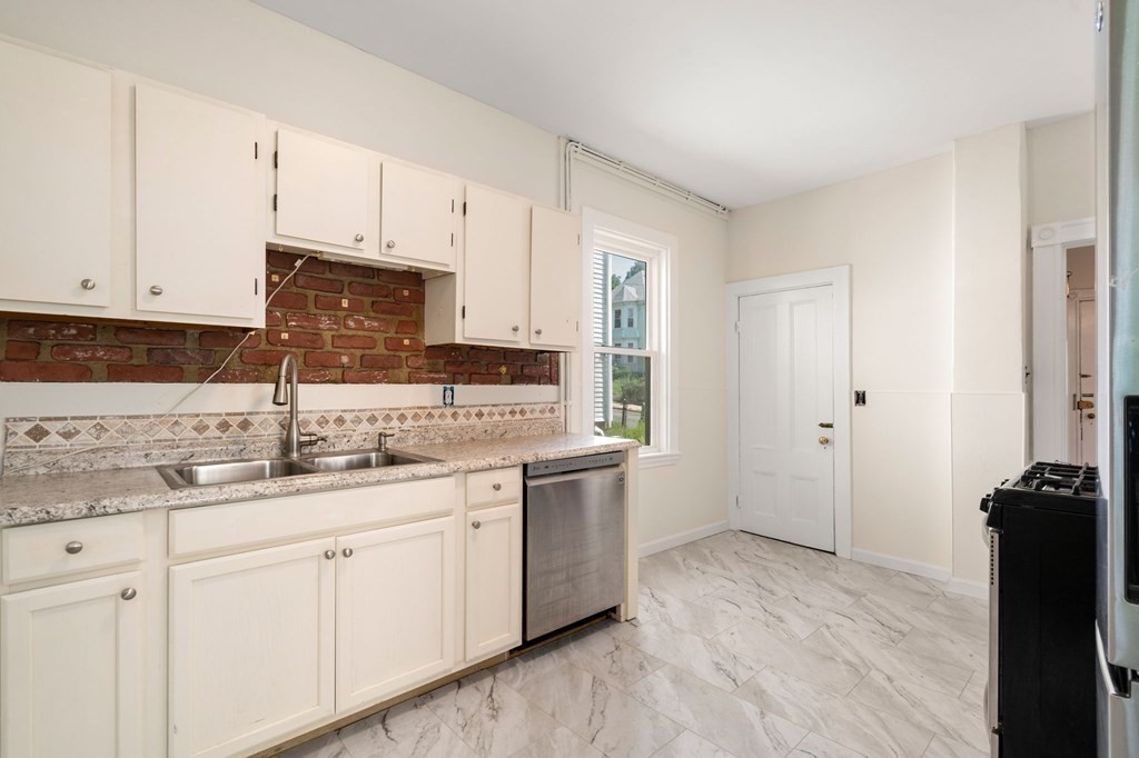39 Selden Street Boston, MA 02124 - Photo 6 of 29