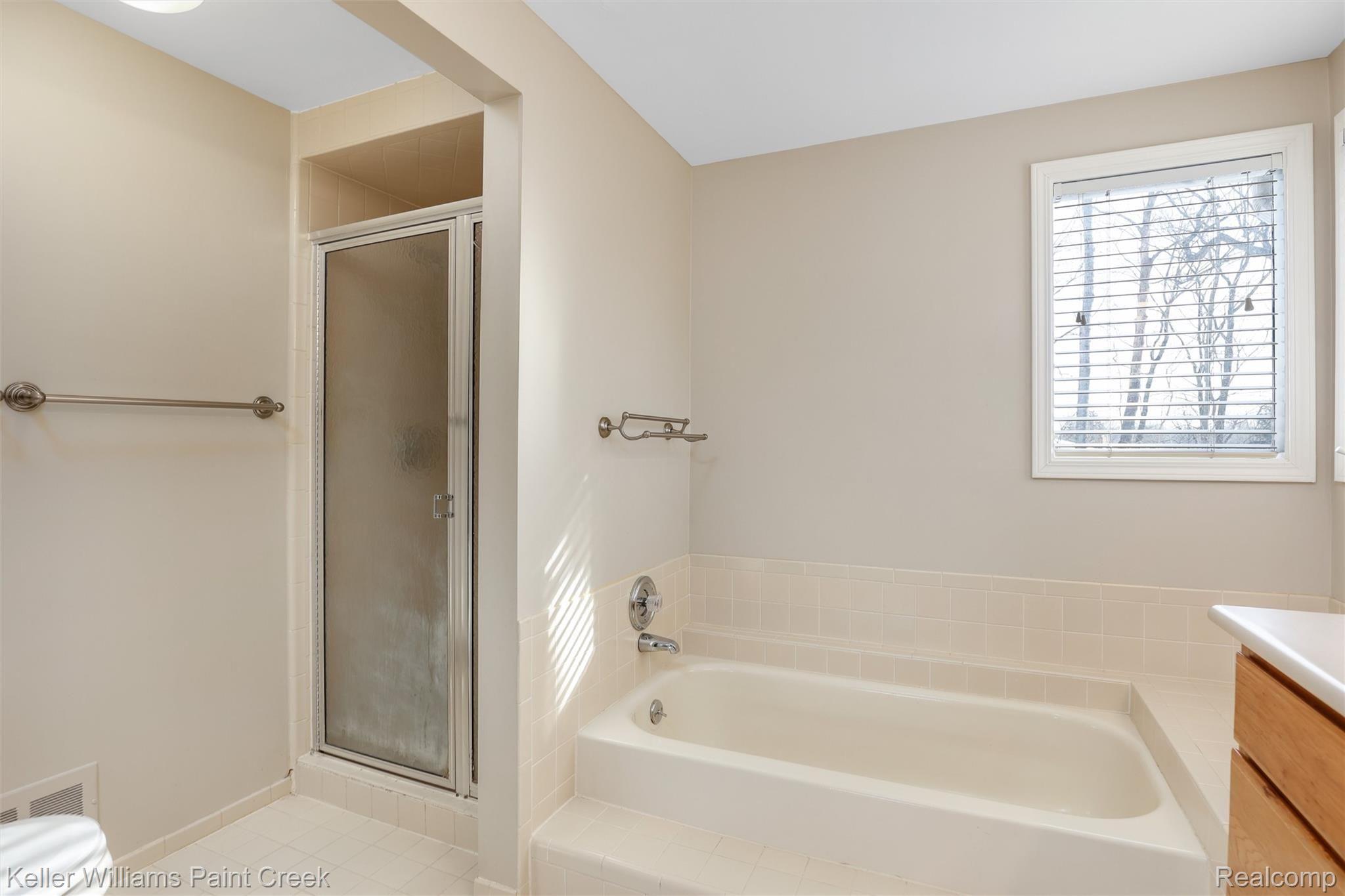 1886 Snowden Court Rochester, MI 48306 - Photo 31 of 41 Bathroom
