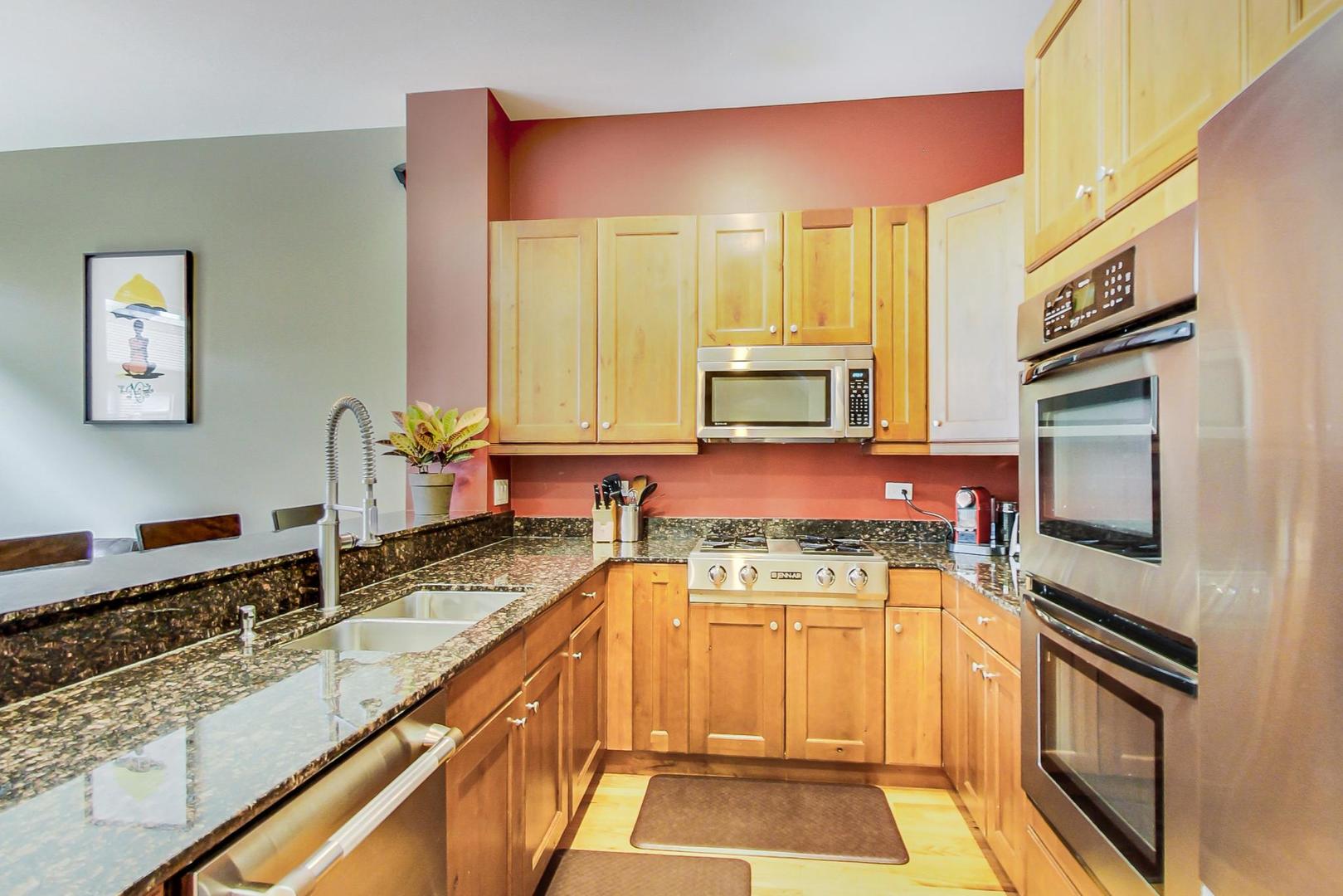 1723 West Surf Street Chicago, IL 60657 - Photo 13 of 37
