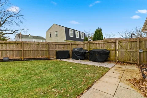 $589,900 | 6 St Ives Lane, Vernon Hills, IL 60061