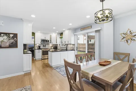 $589,900 | 6 St Ives Lane, Vernon Hills, IL 60061