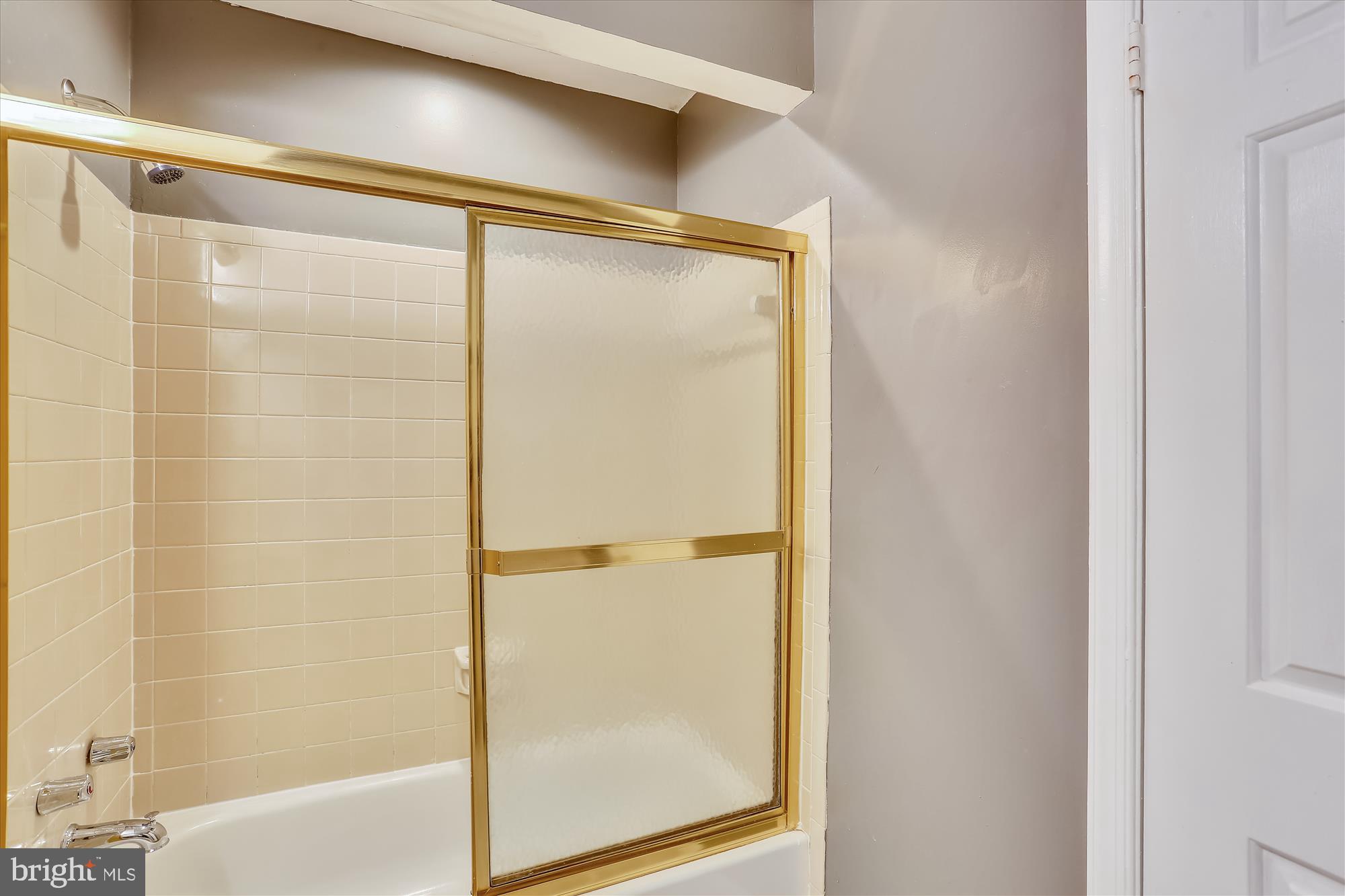 8908 Spring Berry Court Gaithersburg, MD 20886 - Photo 33 of 59 Hall Bath with tub/shower combination
