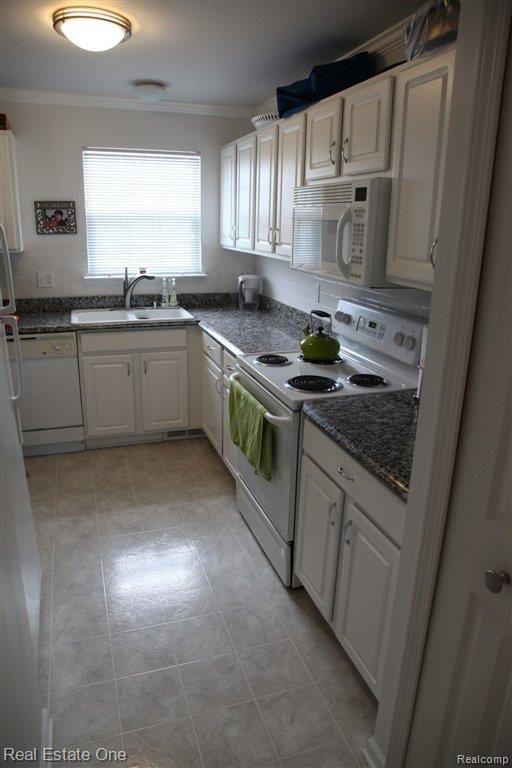 1968 Flagstone Circle, Unit 114 Rochester, MI 48307 - Photo 5 of 24 Kitchen