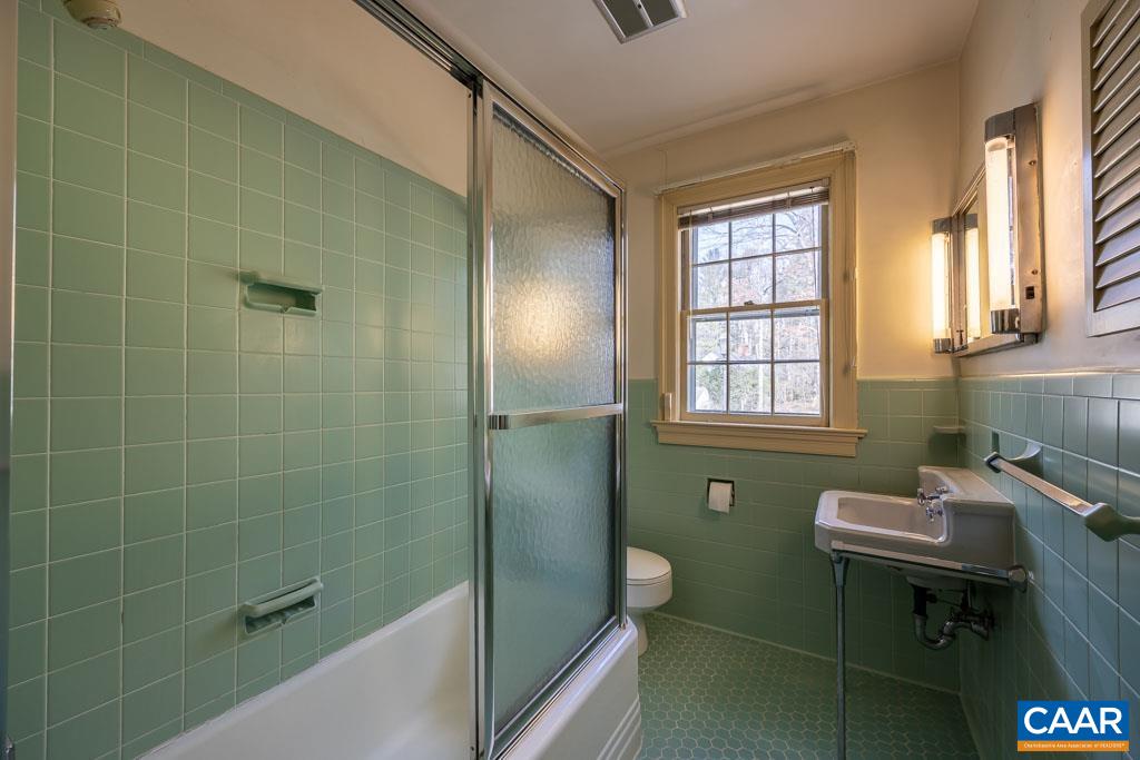 1644 St Annes Road Charlottesville, VA 22901 - Photo 18 of 58 a bathroom with a sink toilet and tub