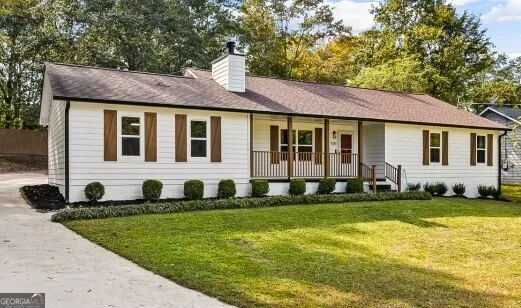 a view of a yard in front of a house with plants