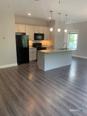 $2,450 | 102 H Edgewater Circle, East Hampton, CT 06424