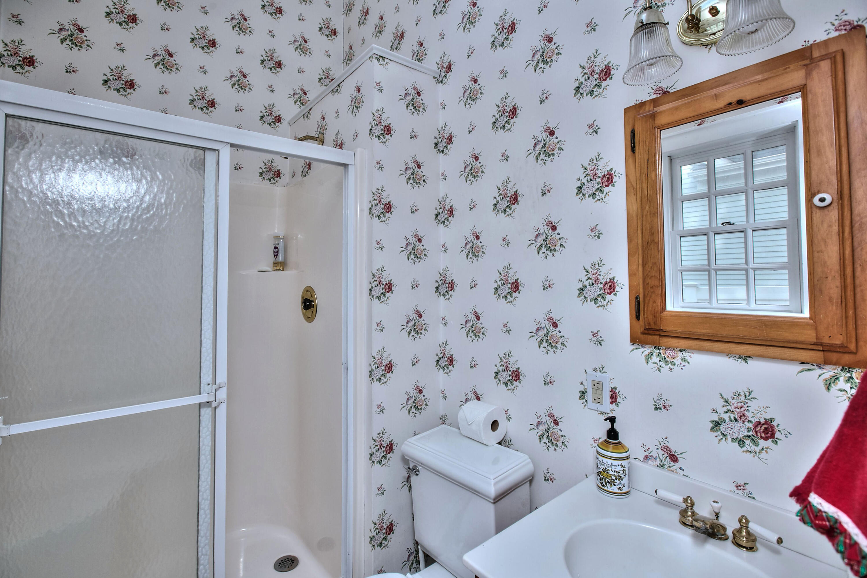 89 Richmond Hill Road New Canaan, CT 06840 - Photo 22 of 40 a bathroom with a sink toilet and shower