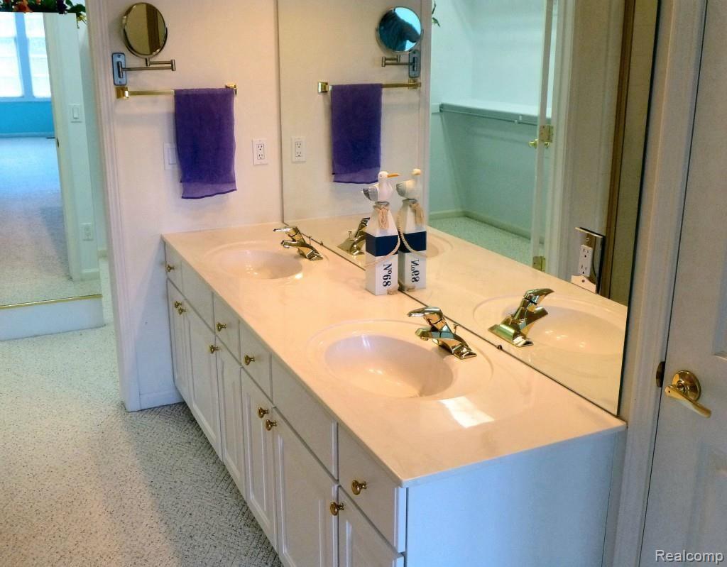 1640 Boulder Court Rochester, MI 48306 - Photo 16 of 35 master bath.jpg