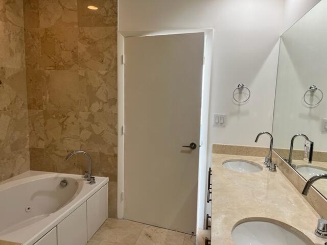 550 Okeechobee Boulevard, Unit MPH02 West Palm Beach, FL 33401 - Photo 15 of 32 a bathroom with a tub a sink and mirror