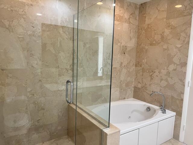 550 Okeechobee Boulevard, Unit MPH02 West Palm Beach, FL 33401 - Photo 16 of 32 a bathroom with a bathtub and a shower