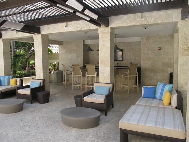 550 Okeechobee Boulevard, Unit MPH02 West Palm Beach, FL 33401 - Photo 4 of 32 a living room with furniture and a large window