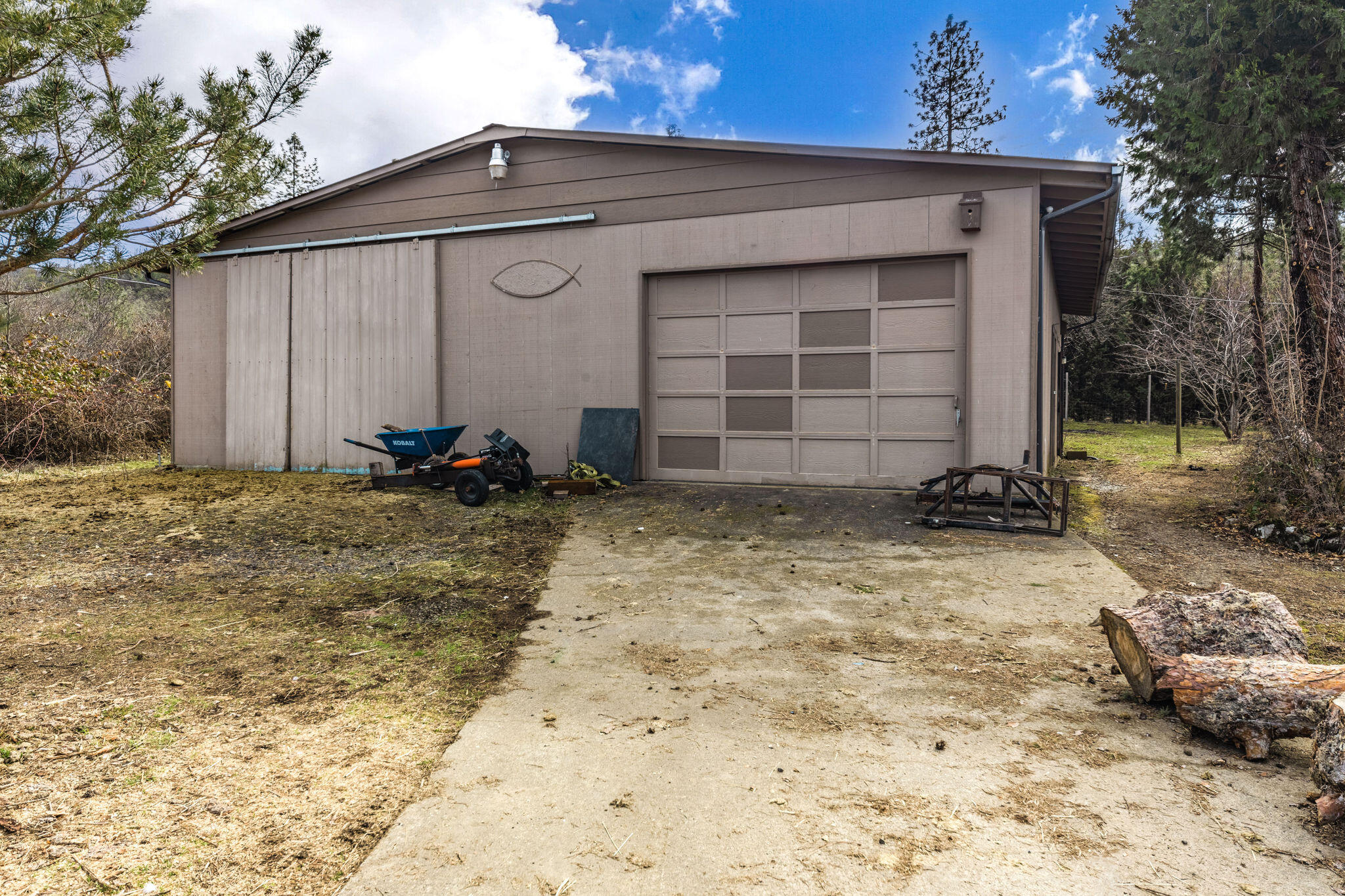 6732 Old Stage Road Central Point, OR 97502 - Photo 28 of 51 a front view of a house