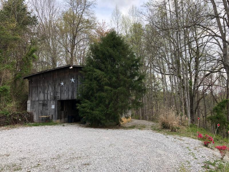 787 Mt Zion Road Jacksboro, TN 37757 - Photo 34 of 35 Barn