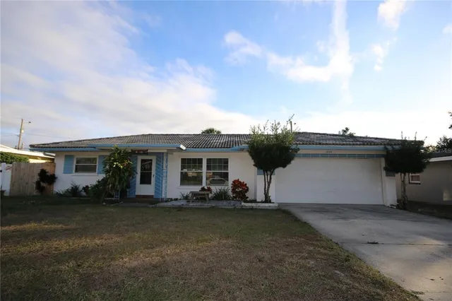 a view of a house with backyard