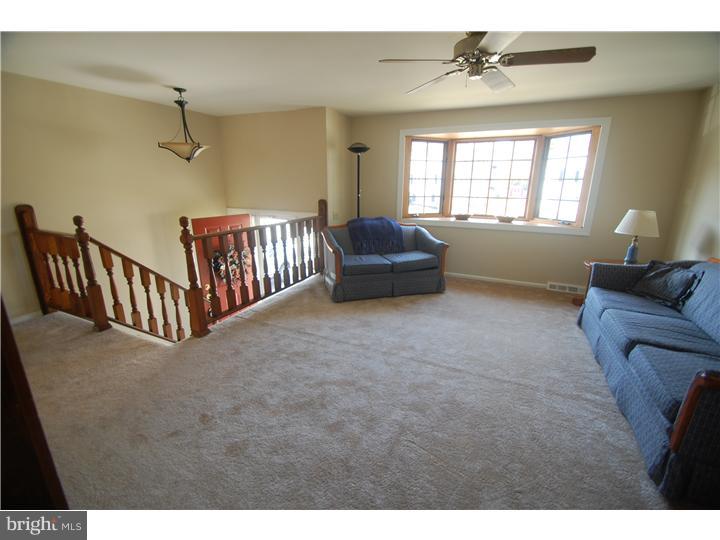 2215 Weir Road Aston, PA 19014 - Photo 3 of 25 Living Room