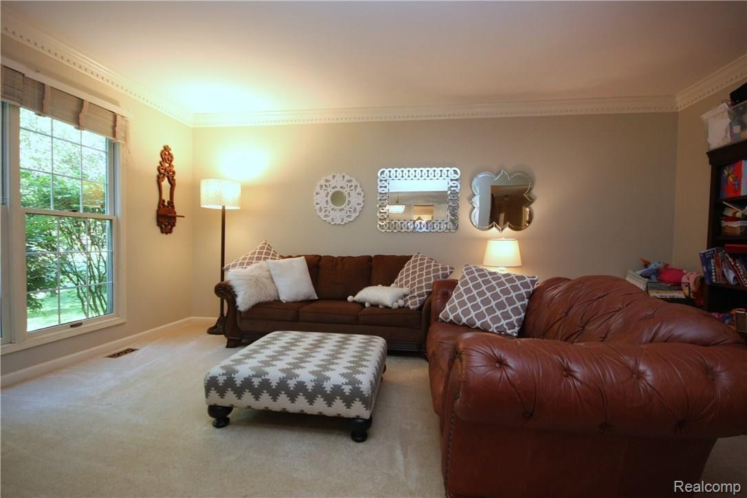 2884 Woodford Circle Rochester, MI 48306 - Photo 6 of 43 020.JPG