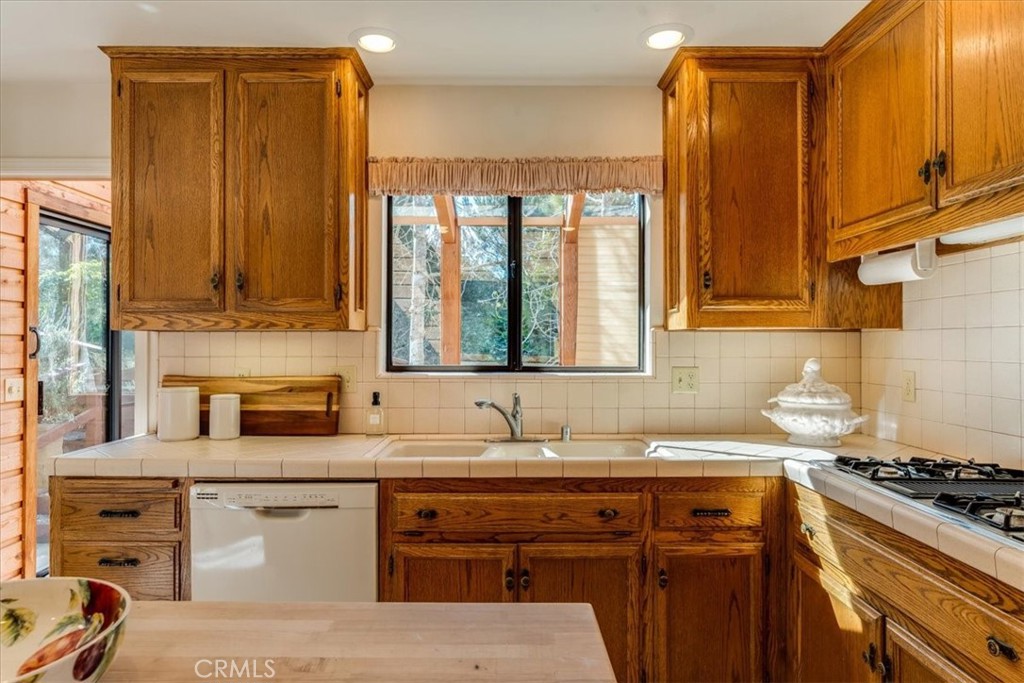 3171 Rogers Road Cambria, CA 93428 - Photo 23 of 73 a kitchen with stainless steel appliances a stove a sink and a microwave