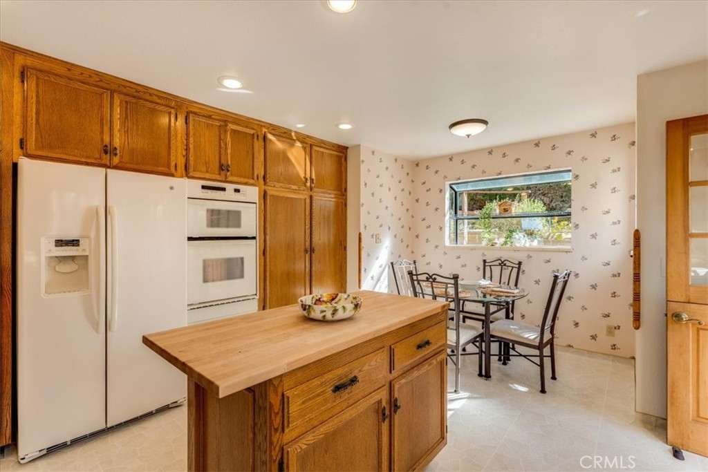 3171 Rogers Road Cambria, CA 93428 - Photo 26 of 73 a kitchen that has a table and chairs in it
