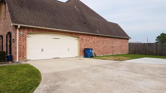 $379,900 | 14870 Lisa Lane, Beaumont, TX 77713