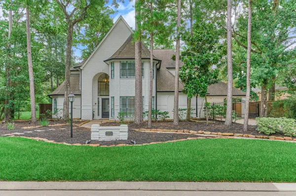 $999,900 | 42 Golden Shadow Circle, The Woodlands, TX 77381