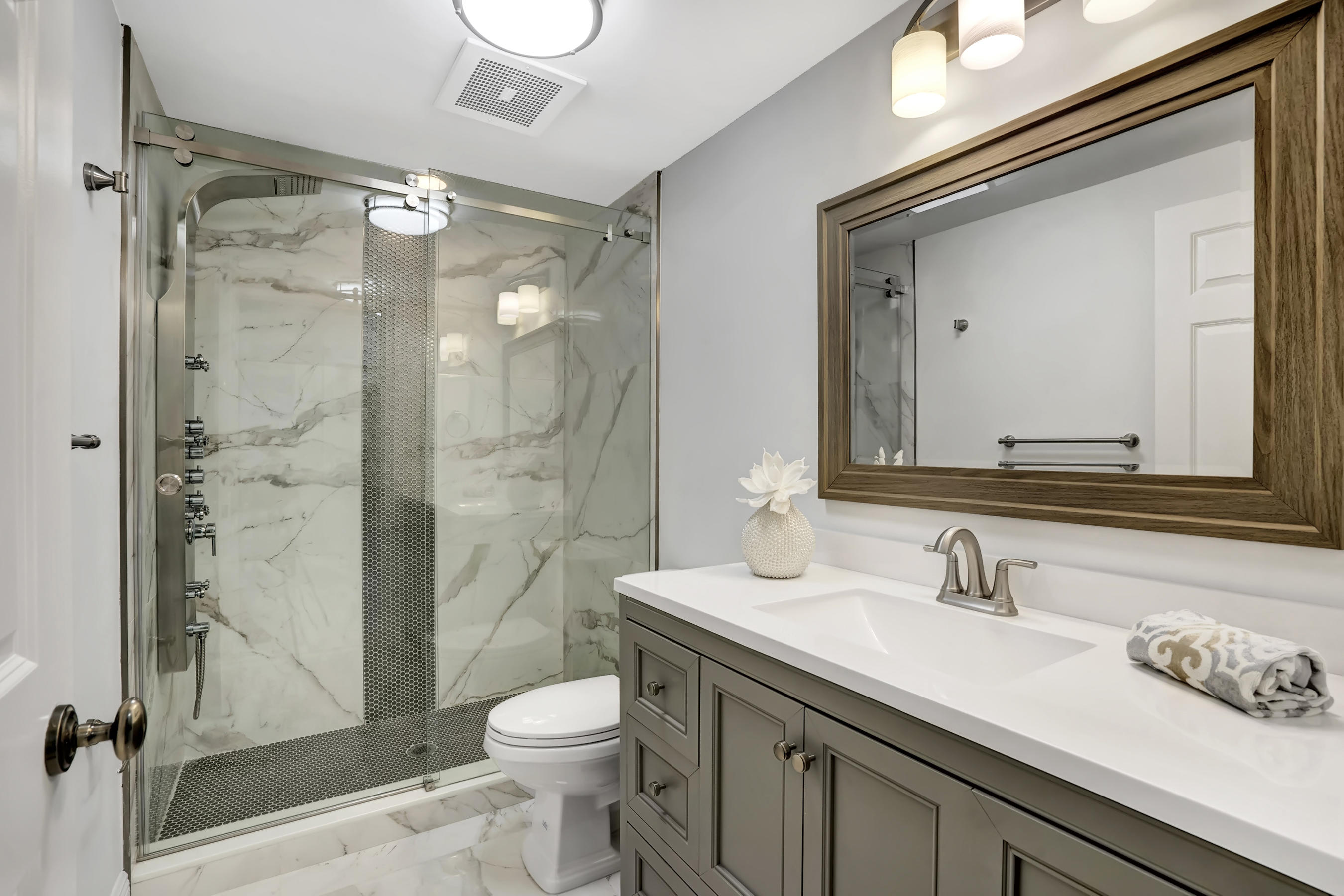 486 East Boca Raton Road Boca Raton, FL 33432 - Photo 9 of 33 1ST FLOOR BATHROOM