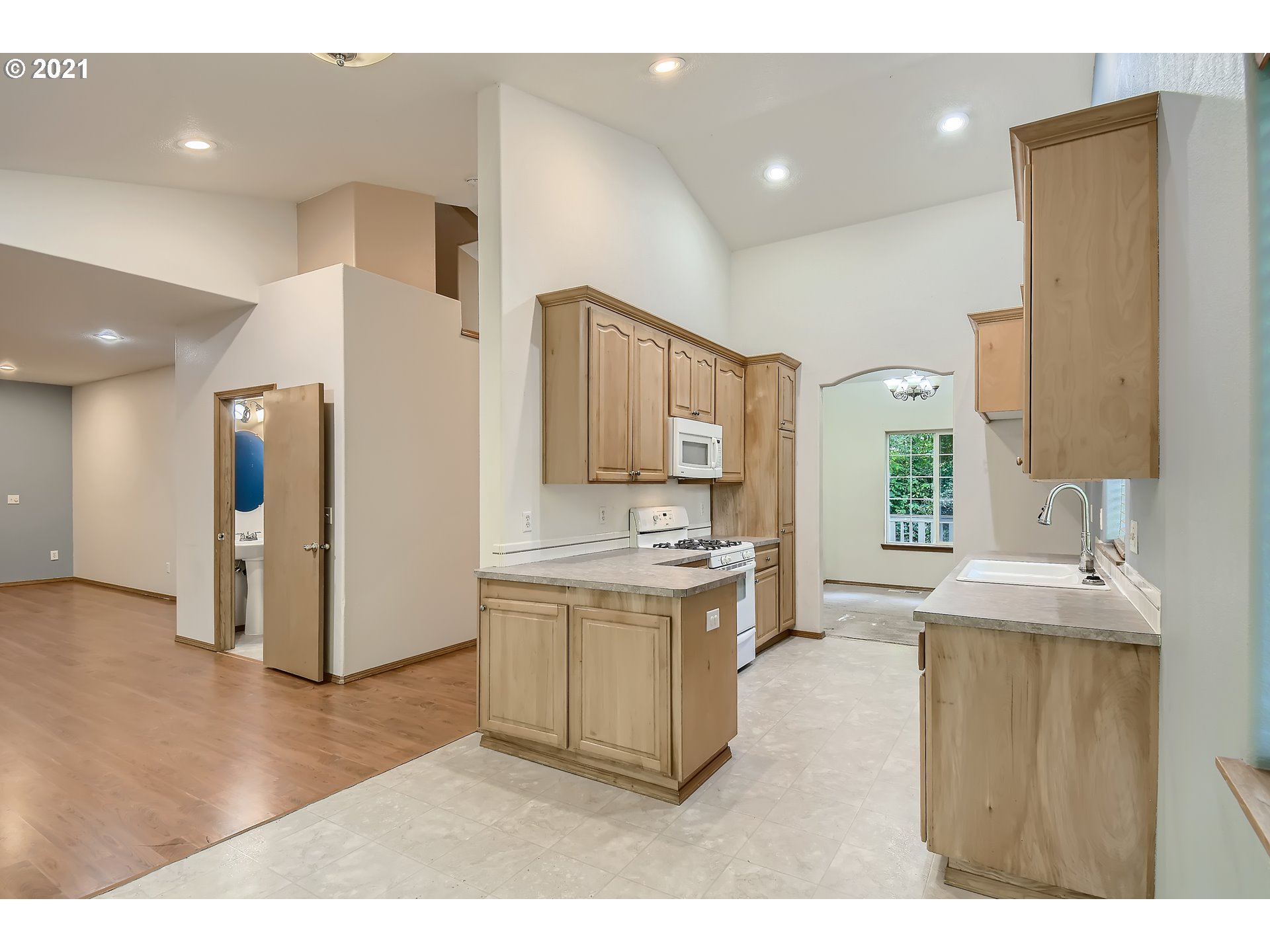 6105 Southwest Lesser Way Portland, OR 97219 - Photo 11 of 32 Gallery Image 11