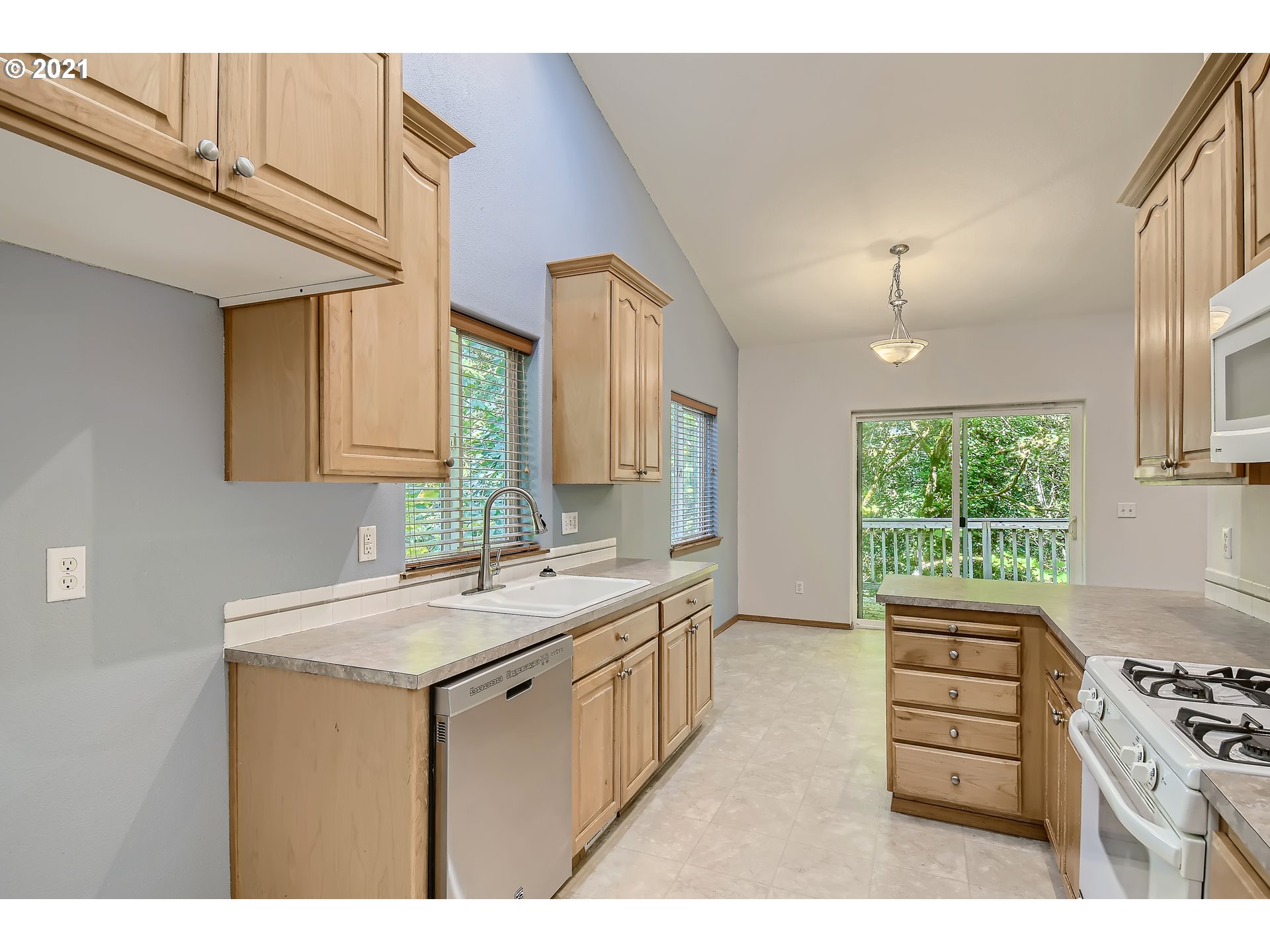 6105 Southwest Lesser Way Portland, OR 97219 - Photo 12 of 32 Gallery Image 12