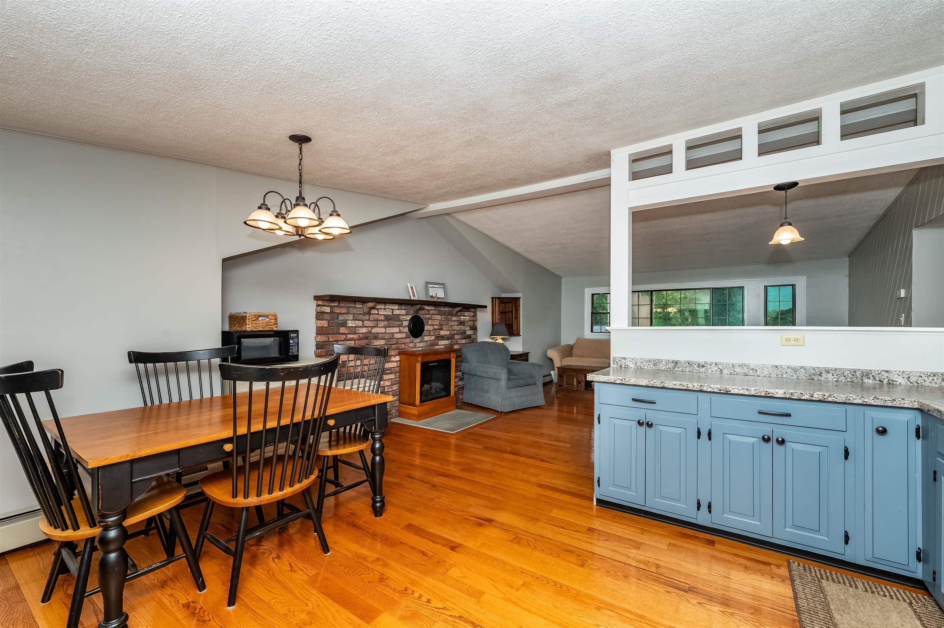 563 Pickering Road Rochester, NH 03867 - Photo 3 of 39