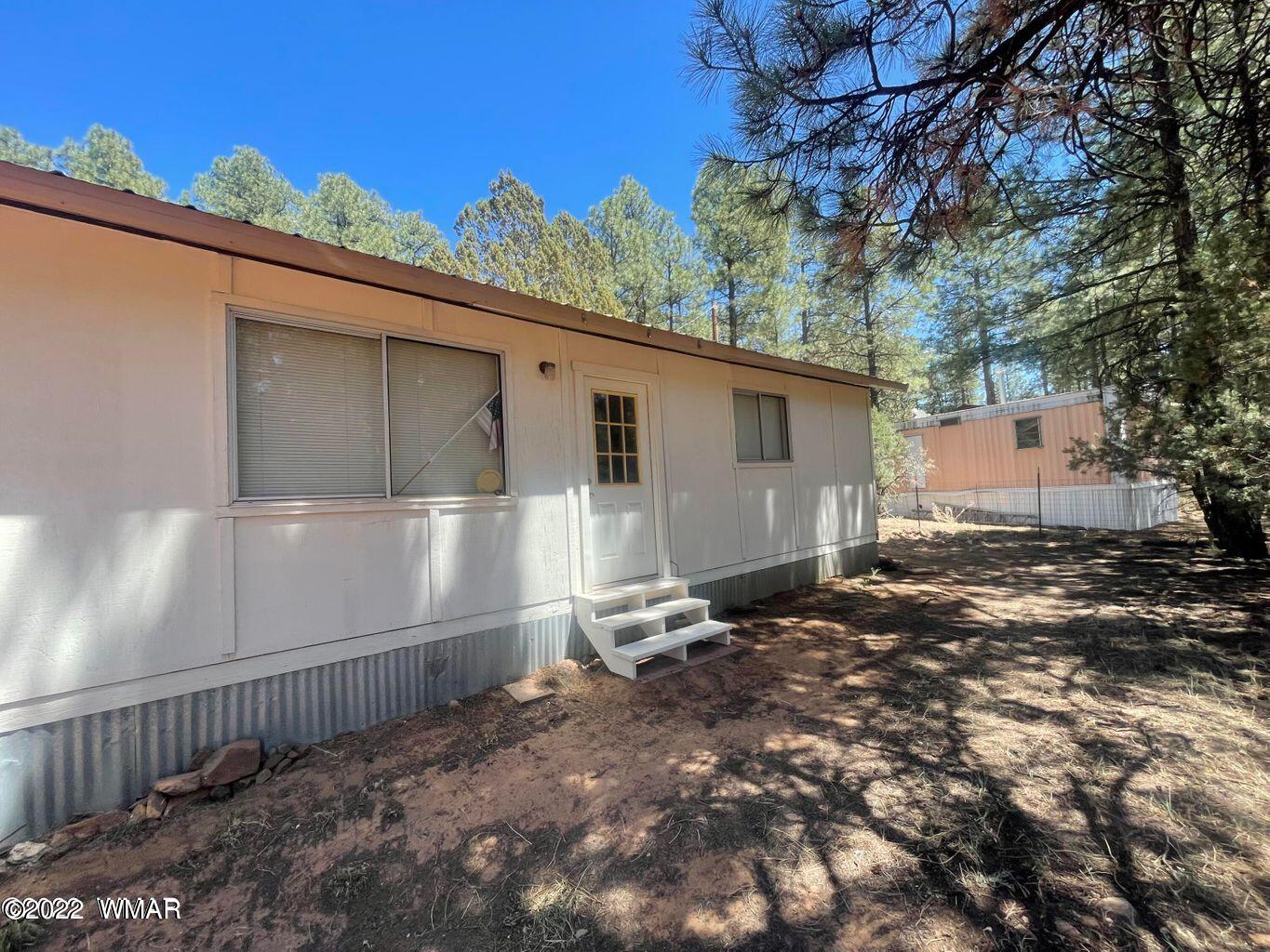 2891 Tracy Road Overgaard, AZ 85933 - Photo 4 of 9 a backyard of a house