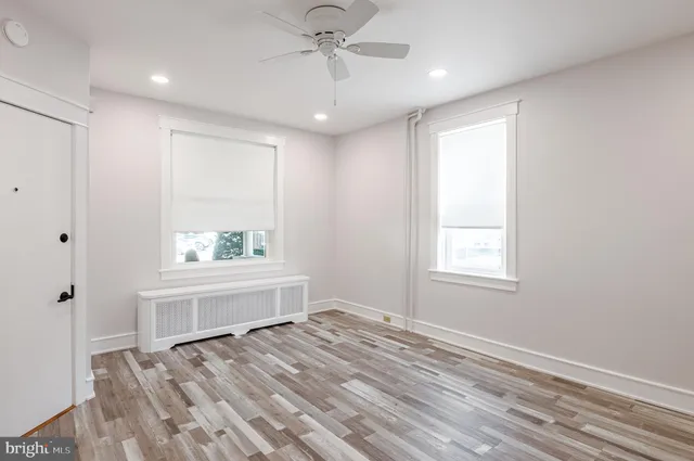 a view of livingroom with furniture