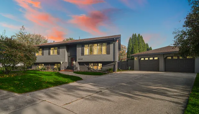 a view of house with a yard