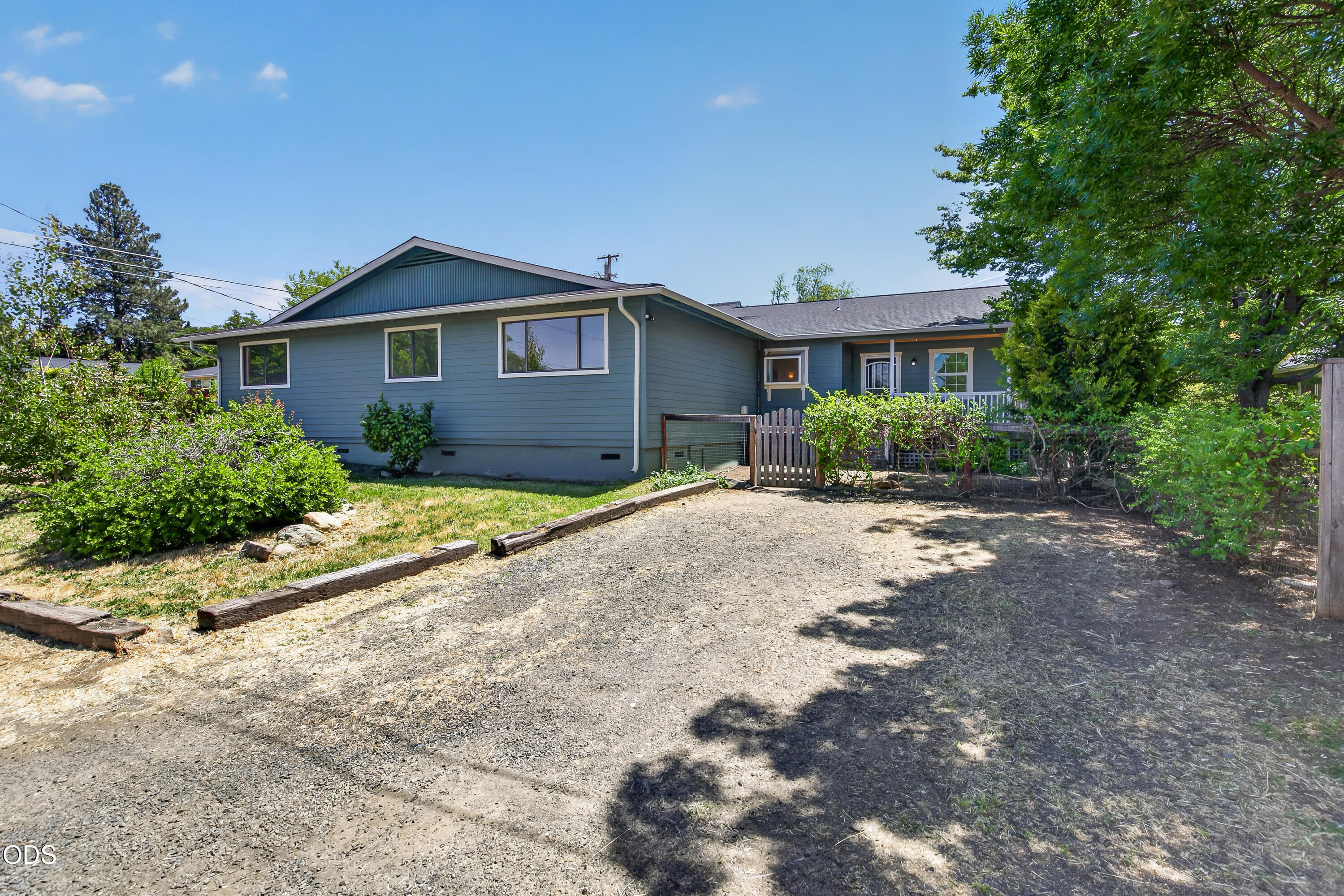 502 South B Street Phoenix, OR 97535 - Photo 3 of 27