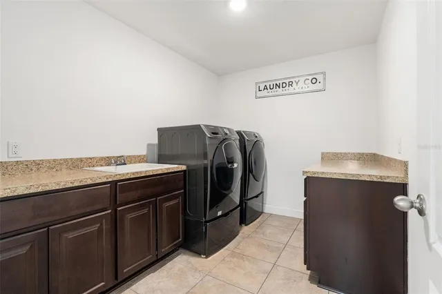 a view of a house with backyard