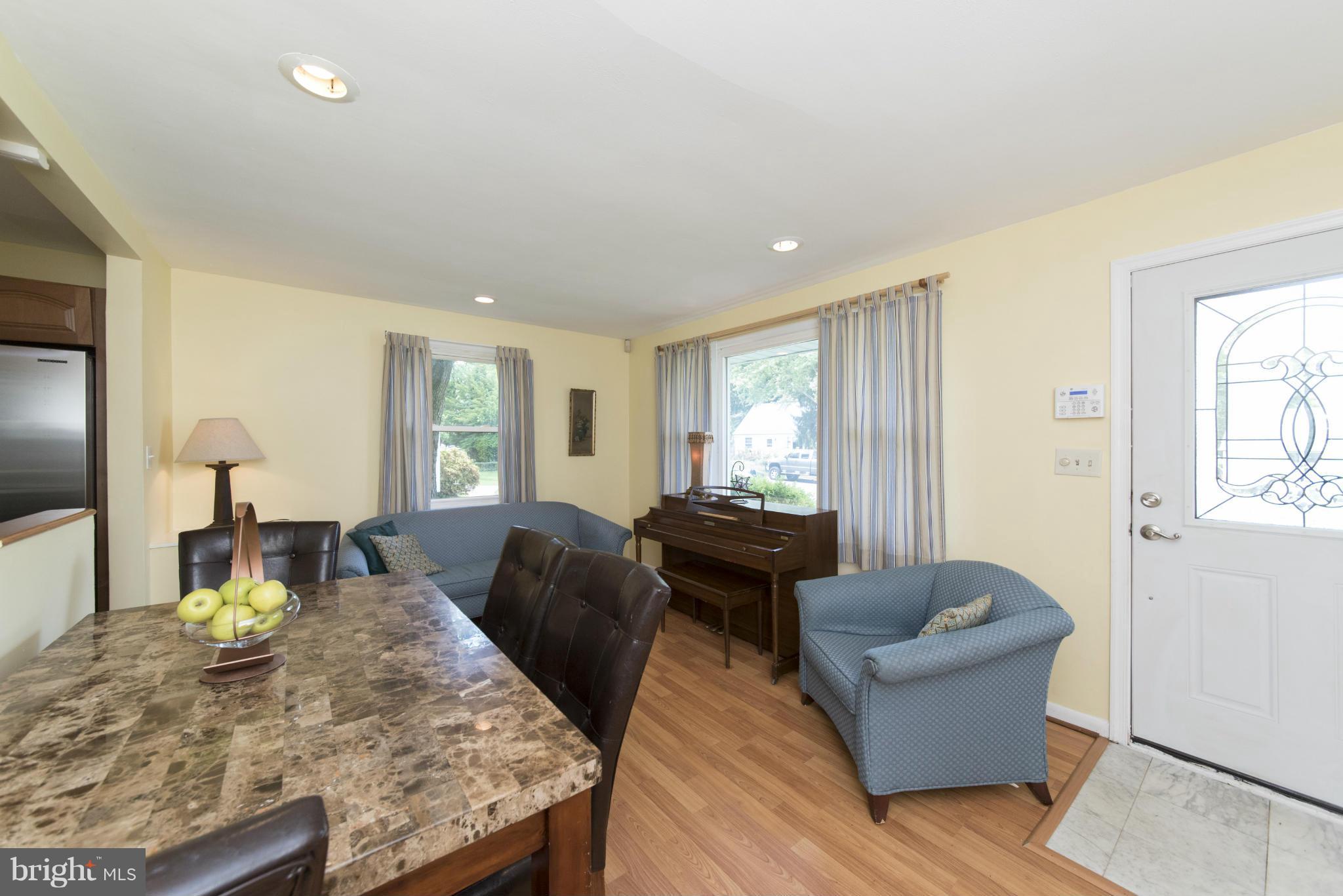 707 Templecliff Road Baltimore, MD 21208 - Photo 2 of 27 Living Room
