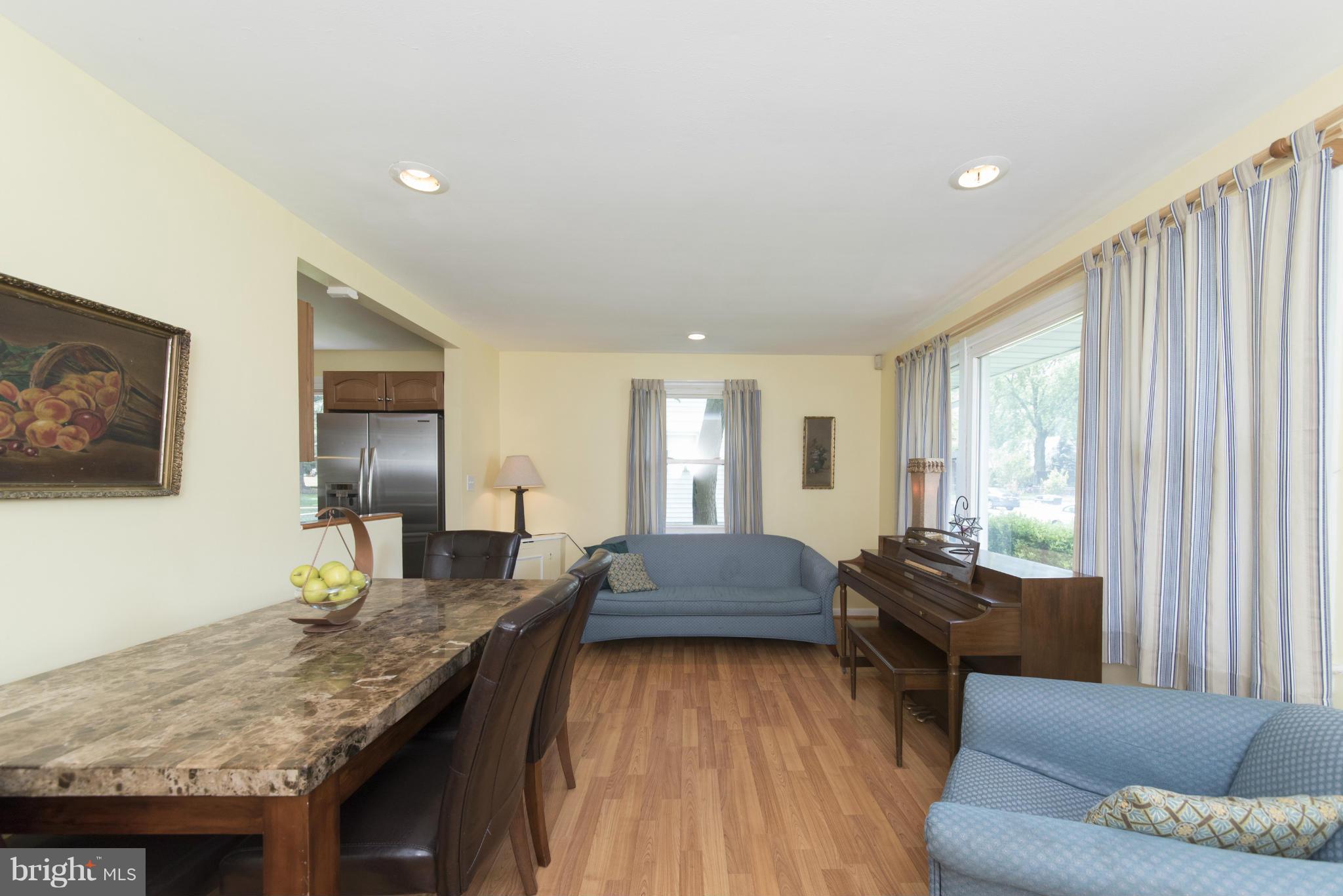 707 Templecliff Road Baltimore, MD 21208 - Photo 3 of 27 Living Room